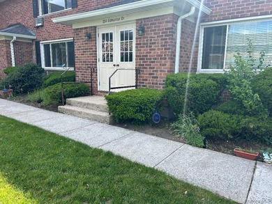 Lovely One bedroom (End Unit )Lower level Coop, Plenty of - photo 2