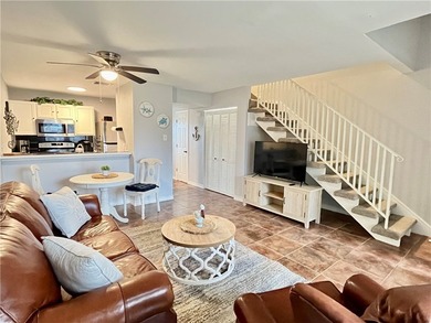 Very spacious 1 bdrm/1.5 bath split level townhome, sold fully - photo 3