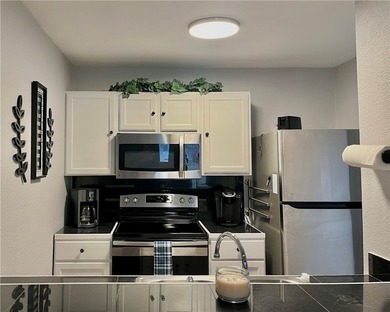 Very spacious 1 bdrm/1.5 bath split level townhome, sold fully - photo 6