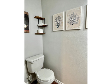 Very spacious 1 bdrm/1.5 bath split level townhome, sold fully - photo 8