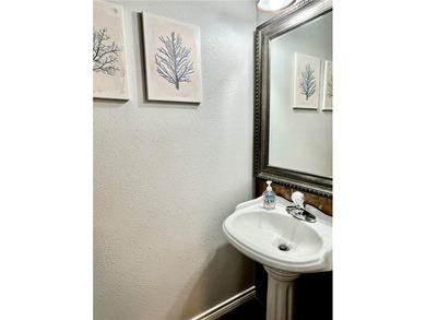 Very spacious 1 bdrm/1.5 bath split level townhome, sold fully - photo 9