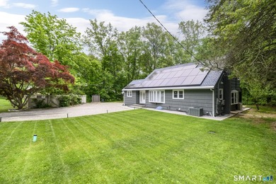 Wonderful West Norwalk Colonial with a stunning new kitchen is - photo 2