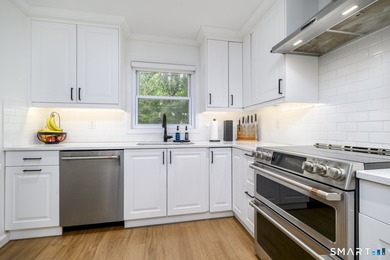 Wonderful West Norwalk Colonial with a stunning new kitchen is - photo 7