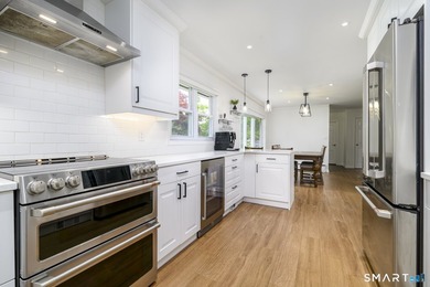 Wonderful West Norwalk Colonial with a stunning new kitchen is - photo 8
