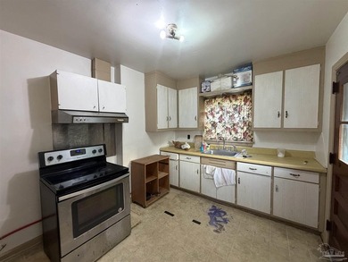 This 967 sq. ft. home features 2 bedrooms, 1 full bathroom - photo 3