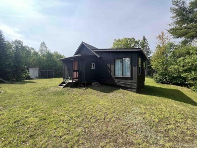 (private lake, pond, creek) Home Active Under Con in Ishpeming Michigan