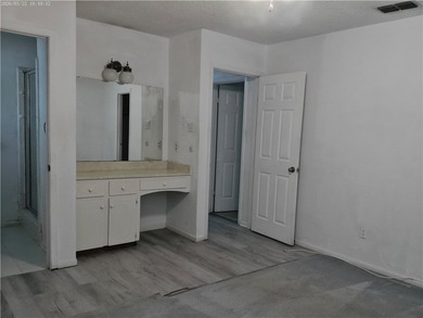 MOTIVATED SELLER !!! THEY ARE WILLING TO GIVE A $10,000.00 - photo 4