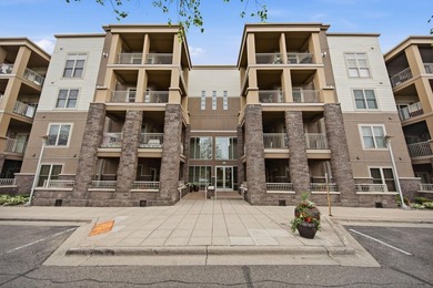 Beautiful end unit in luxury condo building. Cement floors for - photo 2