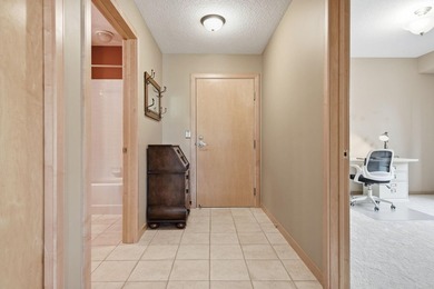 Beautiful end unit in luxury condo building. Cement floors for - photo 3