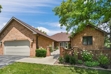 (private lake, pond, creek) Townhome/Townhouse For Sale in Palos Heights Illinois