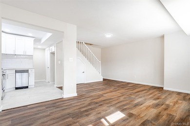 Move right into this renovated, Townhouse, with 2-bedrooms, 1.5 - photo 4