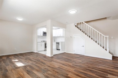 Move right into this renovated, Townhouse, with 2-bedrooms, 1.5 - photo 6