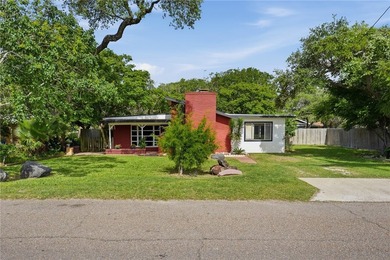 Don't miss out on this charming 2-bdrm,1 bath cottage peacefully - photo 2