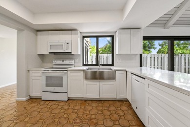 Corner unit villa features 2 bed, 2 bath, large den (could be a - photo 14