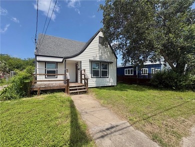 Located near Downtown Corpus Christi, this charming 3-bedroom - photo 1