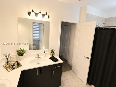 Beautiful Corner Townhouse in Gated Community! Spacious and - photo 12