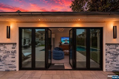 Welcome to 35 Jane Drive, a spectacular contemporary residence - photo 12