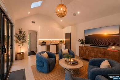 Welcome to 35 Jane Drive, a spectacular contemporary residence - photo 13