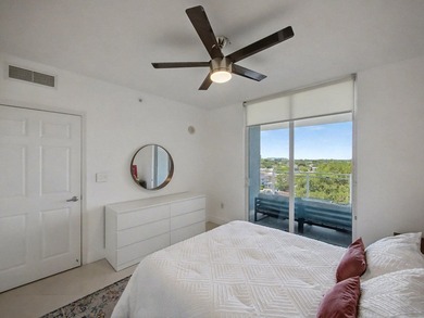 Beautiful, bright 2-bedroom, 2-bath unit with high ceilings and - photo 14