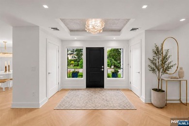 Welcome to 35 Jane Drive, a spectacular contemporary residence - photo 16