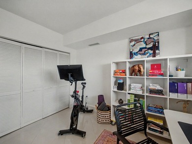 Beautiful, bright 2-bedroom, 2-bath unit with high ceilings and - photo 17