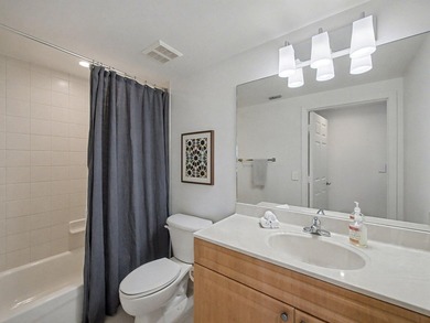 Beautiful, bright 2-bedroom, 2-bath unit with high ceilings and - photo 18