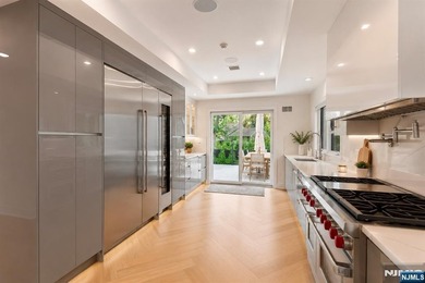 Welcome to 35 Jane Drive, a spectacular contemporary residence - photo 21