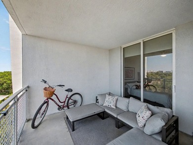 Beautiful, bright 2-bedroom, 2-bath unit with high ceilings and - photo 21