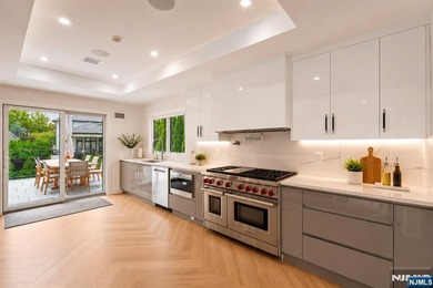 Welcome to 35 Jane Drive, a spectacular contemporary residence - photo 22