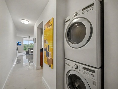 Beautiful, bright 2-bedroom, 2-bath unit with high ceilings and - photo 22
