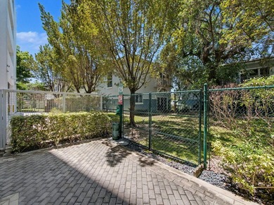 Beautiful, bright 2-bedroom, 2-bath unit with high ceilings and - photo 27