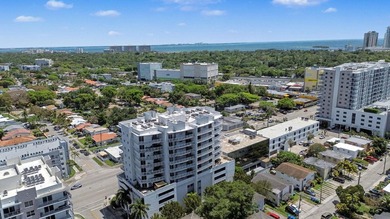 Beautiful, bright 2-bedroom, 2-bath unit with high ceilings and - photo 28