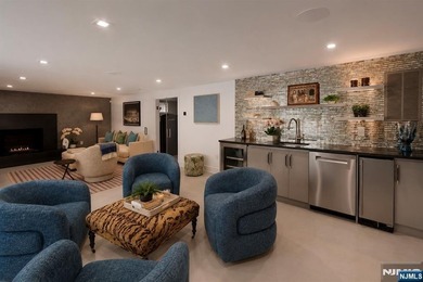 Welcome to 35 Jane Drive, a spectacular contemporary residence - photo 33