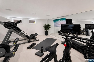Welcome to 35 Jane Drive, a spectacular contemporary residence - photo 38