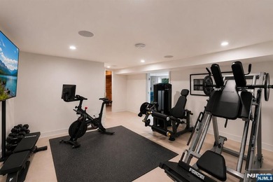 Welcome to 35 Jane Drive, a spectacular contemporary residence - photo 39