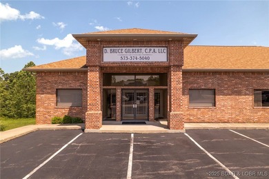 Prime Commercial INVESTMENT OPPORTUNITY. This well-maintained - photo 2