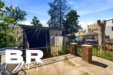 Welcome to this MIC immaculate single family home with a front - photo 9