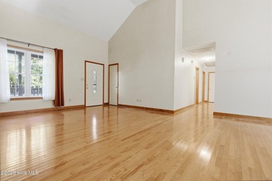 This is the deal of the Summer! 3 bedroom, 2.5 baths with a 2 - photo 4