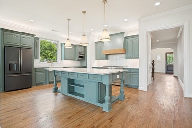 Welcome home to this stunning, move-in ready Huntington home - photo 8
