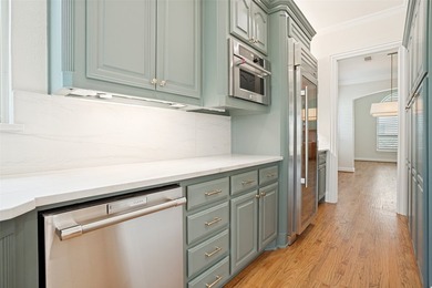 Welcome home to this stunning, move-in ready Huntington home - photo 9