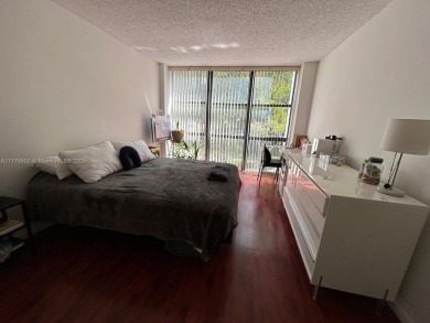 Discover this inviting 1-bedroom, 1.5-bathroom condo in the