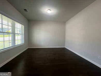 Prime corner-lot location in Kathleen! Offering thoughtfully - photo 5