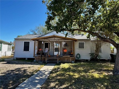 Charming and move-in ready! This adorable 2-bedroom, 1-bath home - photo 1