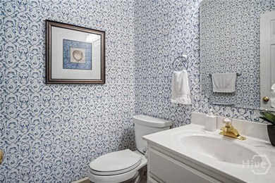 Wonderfully maintained 4-bedroom, 4.5 bath home on quiet - photo 21