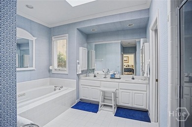 Wonderfully maintained 4-bedroom, 4.5 bath home on quiet - photo 23