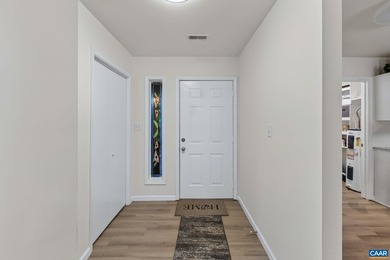 MOTIVATED SELLERS! Move-in ready and filled with natural light - photo 4