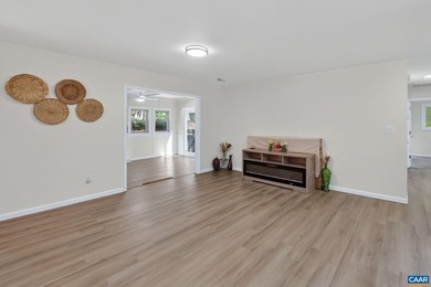 MOTIVATED SELLERS! Move-in ready and filled with natural light - photo 5