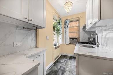Step into this well designed 1 bed, 1 bath home with hardwood - photo 8
