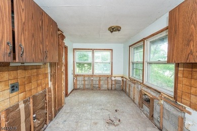 Move in ready opportunity! Refreshed and newly painted 4-bedroom - photo 18