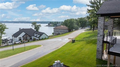 Where LAKE LIVING meets LASTING LUXURY. Sweeping panoramic views - photo 34
